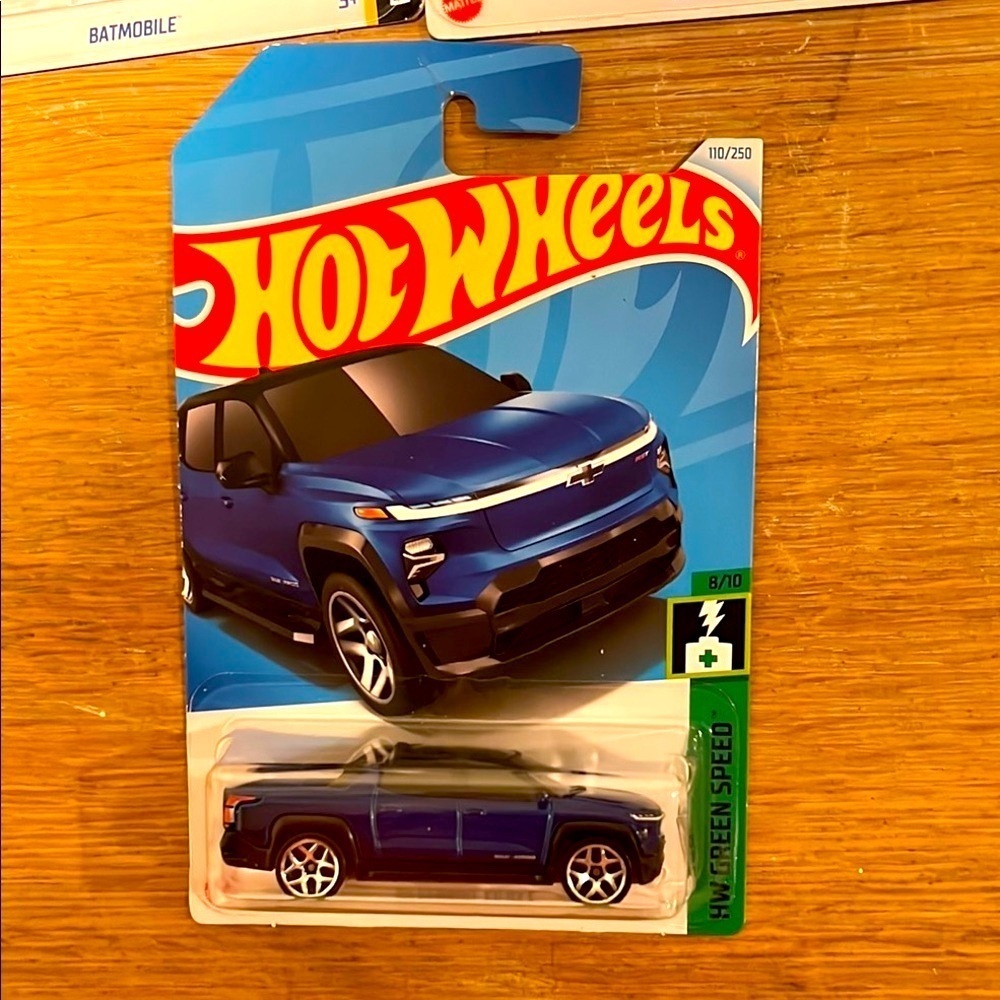 Hot Wheels 🚙 Silverado Blue Pickup – New on Card • Collector Die-Cast - Picture 4 of 10